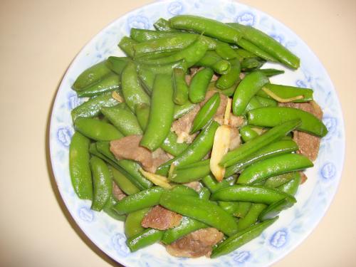 Fry snap peas with pork